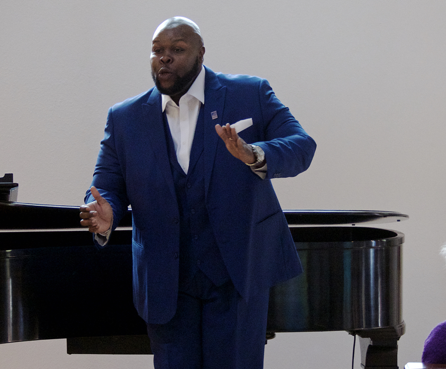 Tshombe Selby getting the audience to clap along in his performance of “You Better Mind.”